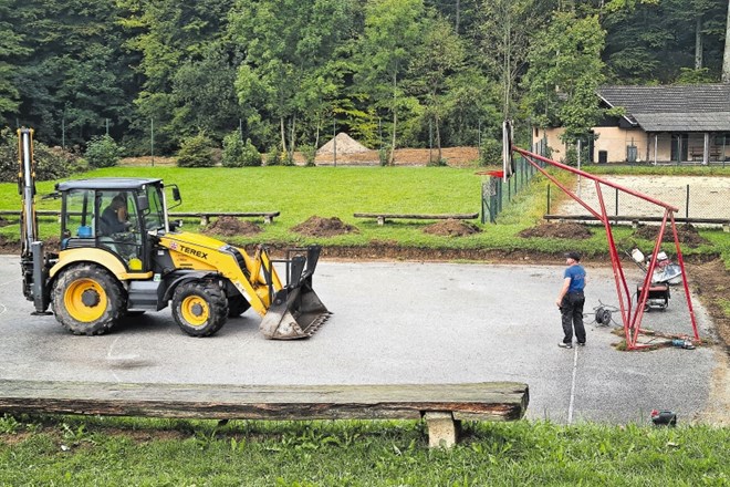 Športna igrišča v Športnem parku Tivoli na Golniku bo občina preplastila s finim asfaltom, na vseh bo obnovila tudi talne...