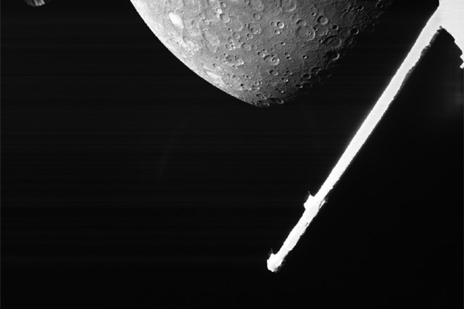 Evropsko-japonska sonda BepiColombo je tri leta po izstrelitvi na Zemljo poslala prve posnetke Merkurja.