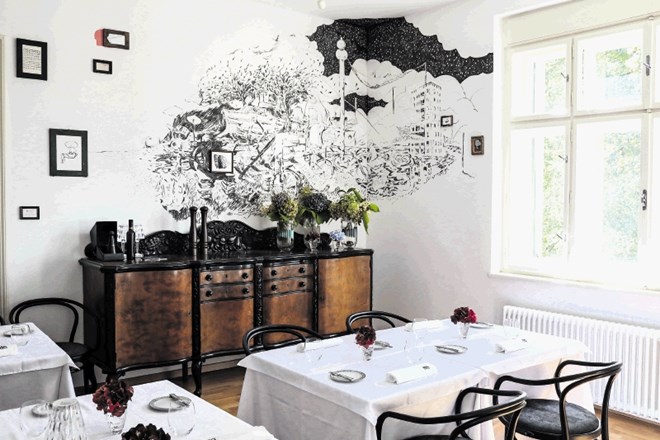 Belo sobo krasi sodobna poslikava avtorja Mateja Stupice.