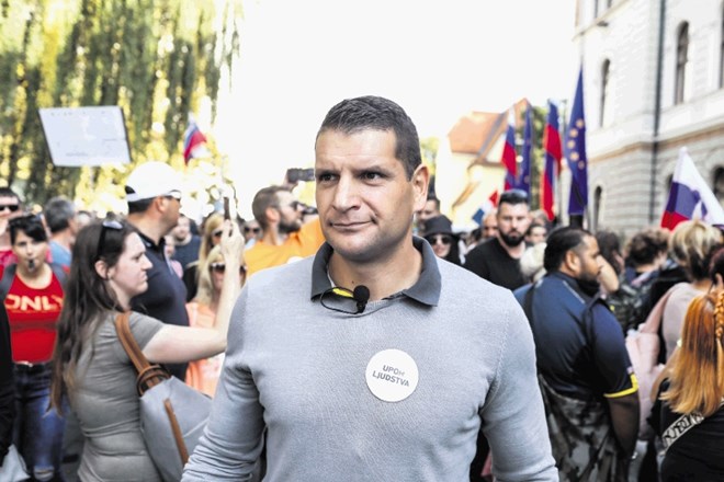 Vlada je zaradi napovedanih protestov v organizaciji Zorana Stevanovića posegla po omejitvi in prepovedi gibanja.