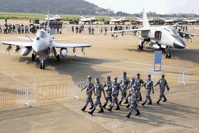 Kitajske vojaške zračne sile na septembrski javni predstavitvi  v Zhuhaiju na jugu države
