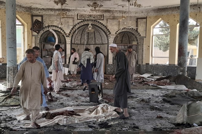 Posledice eksplozije v mošeji  v afganistanskem mestu Kunduz.