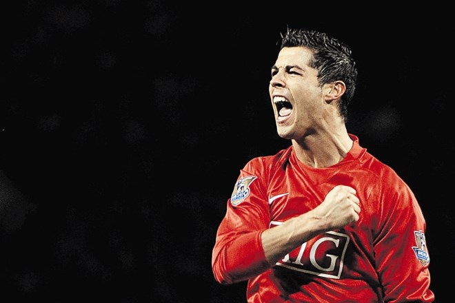 Portugalski nogometni zvezdnik Cristiano Ronaldo (na fotografiji)  je svoj rekord doseženih reprezentančnih golov še...