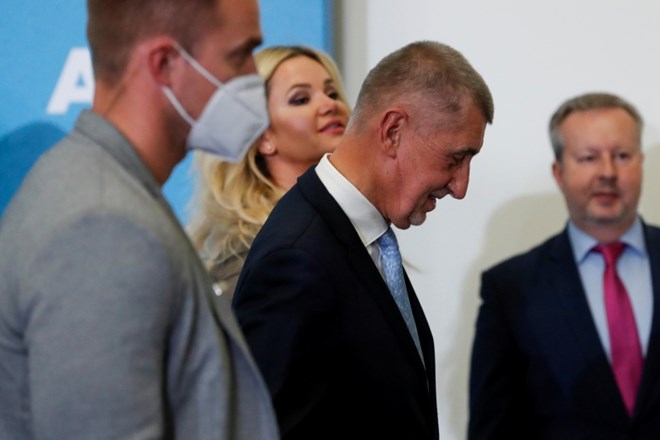 Češki premier Andrej Babiš (na fotografiji v sredini)  je v soboto zvečer priznal poraz na volitvah.