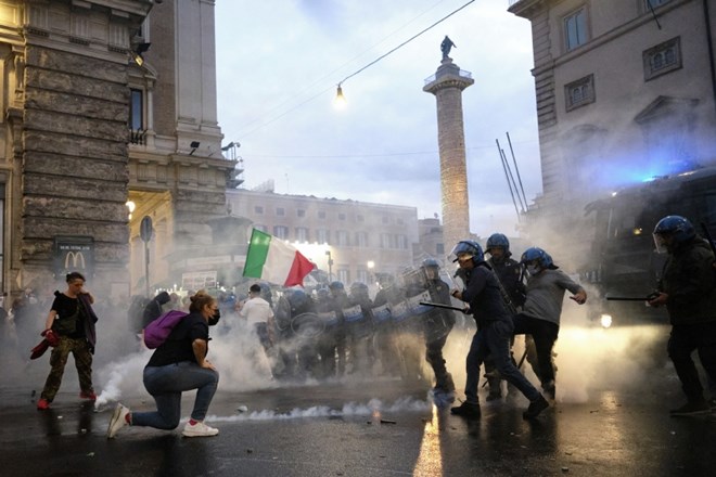 V Rimu se je v soboto več tisoč ljudi zbralo na protestih proti za petek predvideni razširitvi obveznosti covidnega potrdila...