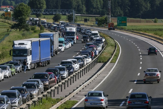 Med Brnikom in Vodicami proti Ljubljani zastoj zaradi prometnih nesreč 