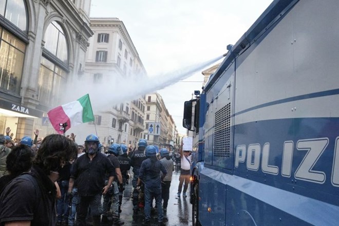 V soboto je protest proti covidnim potrdilom potekal v Rimu.