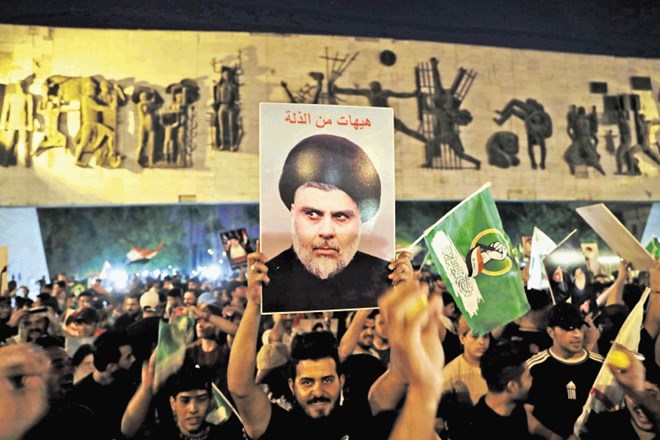 Privrženci šiitskega klerika Moktade Al Sadra po objavi rezultatov slavijo njegovo verjetno volilno zmago na trgu Tahrir v...