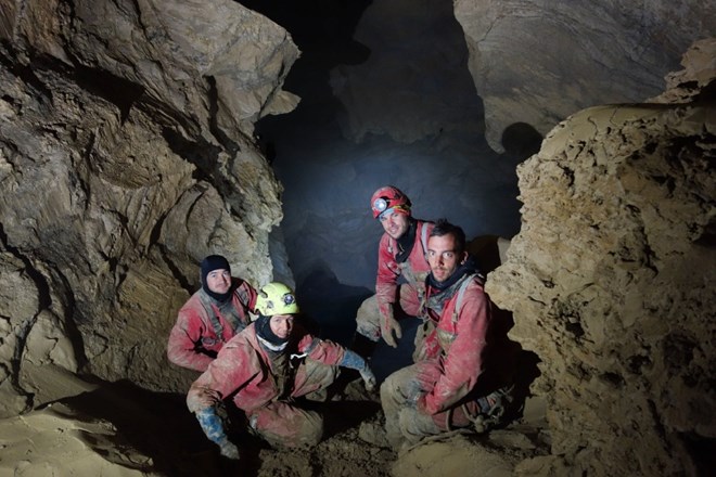 Na globini 990 metrov so jamarji vzpostavili bivak, ki je bistveno olajšal  nadaljnja raziskovanja.