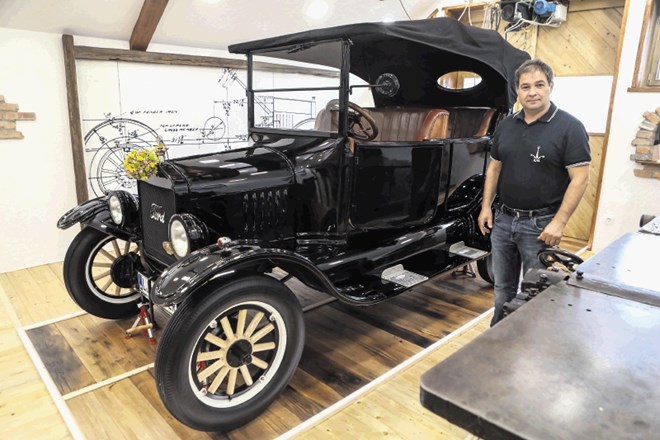 Mizar Marko Kveder je izdelal lesen avtomobil, ki je tudi razstavljen v muzeju in s katerim se  lahko brez skrbi odpelje od...