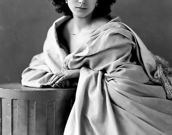 Na fotografijo  igralke Sarah Bernhardt je Nadra napisal: » Njene poteze, polt, kodrasti lasje in pogled so zapeljali...