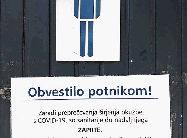 Obvestilo, ki je našega bralca pričakalo na zaklenjenih vratih sanitarij na železniških postajah v Bohinjski Bistrici in...