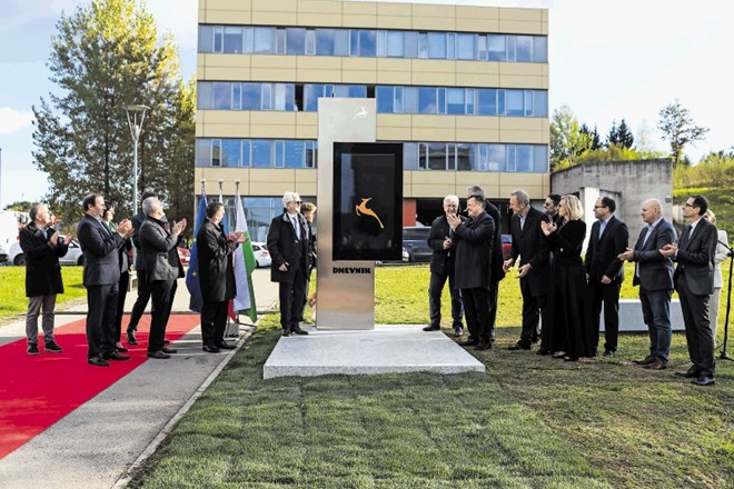 Obeležje v Tehnološkem parku Ljubljana je odprl ljubljanski župan Zoran Janković skupaj s predstavniki zlatih gazel.