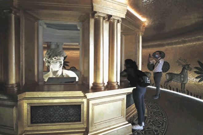 Petmetrska replika Michelangelovega Davida je na svetovni razstavi v Dubaju obiskovalcem le delno vidna.
