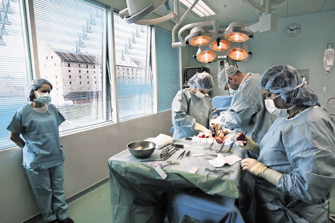 Strokovnjaki (na fotografiji operacijska dvorana na Onkološkem inštitutu) so že začeli opažati, da bolniki k njim prihajajo...