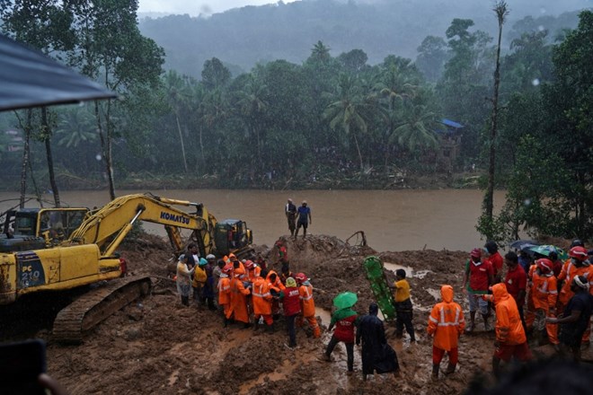 V poplavah in plazovih na jugozahodu Indije številne žrtve