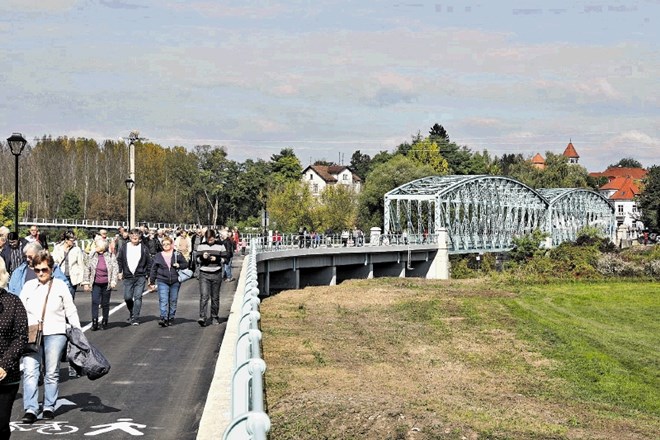 Da železni most čez Savo in Krko Brežičanom veliko pomeni, so pokazali tudi z množičnim obiskom ob njegovem odprtju po...