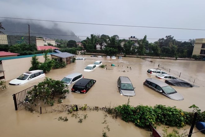 Poplavljeno parkirišče pred enim od hotelov.