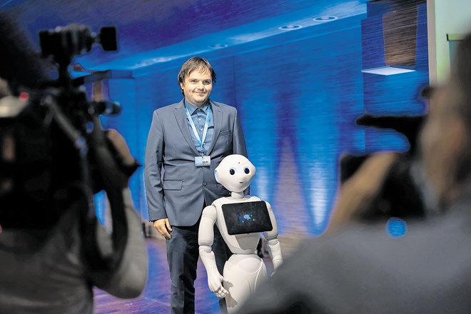 Dr.Izidor Mlakar je humanoidnega robota Frido predstavil na 10. strateški konferenci Vrednost inovacij v Cankarjevem domu....