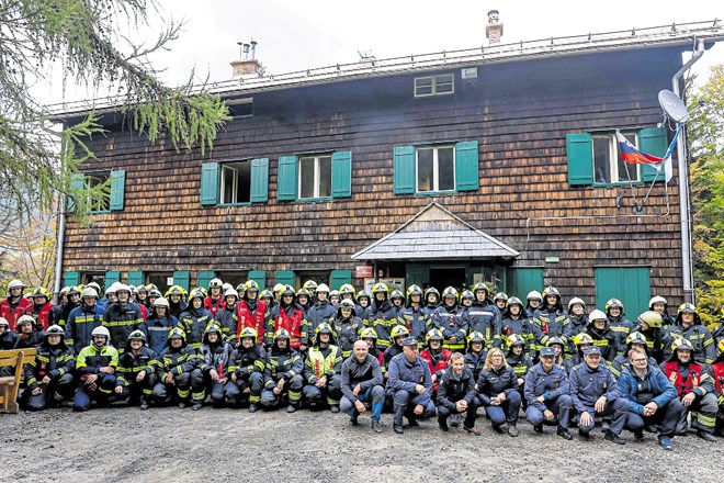 Pri gašenju Doma pod Storžičem je sodelovalo 85 gasilcev iz 14 gasilskih enot iz Gorenjske, za katere je bila to prva vaja...