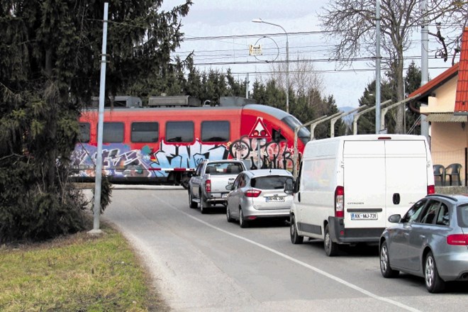 Z obvoznico v Brežicah rešujejo tudi tri železniške prehode – v Bukošku, Črncu in Brezini (na fotografiji), ki jih bodo...
