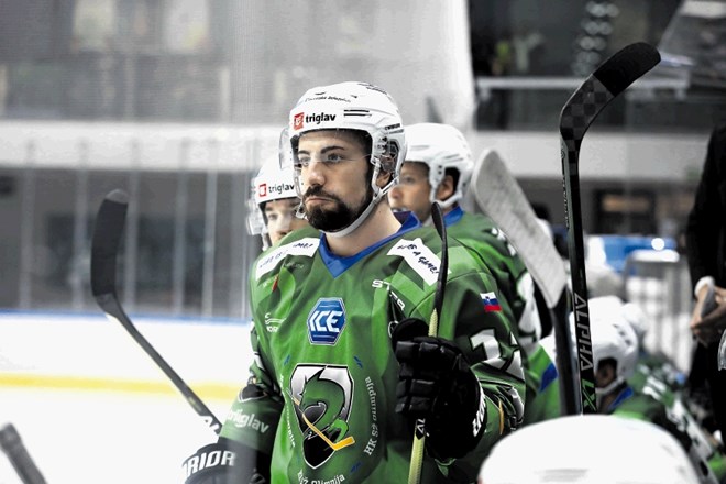 Hokejist Olimpije Nik Simšič prevzema vse pomembnejšo vlogo v slovenskem hokeju.