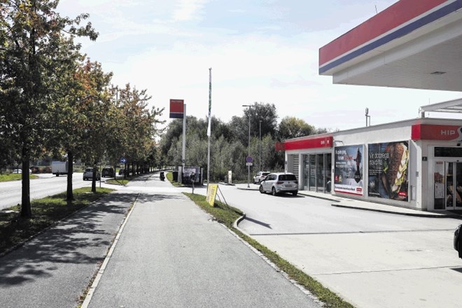Nakupovalno središče je predvideno v bližini Petrolovega bencinskega servisa na vogalu Barjanske ceste in Ceste dveh...