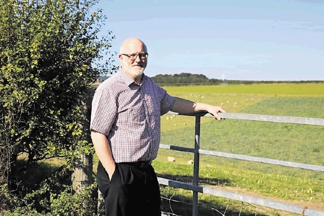 Nigel Upson, lastnik in direktor farme piščancev, skuša zadržati sodelavce, ki so mu po brexitu še ostali. Mnogi so odšli in...