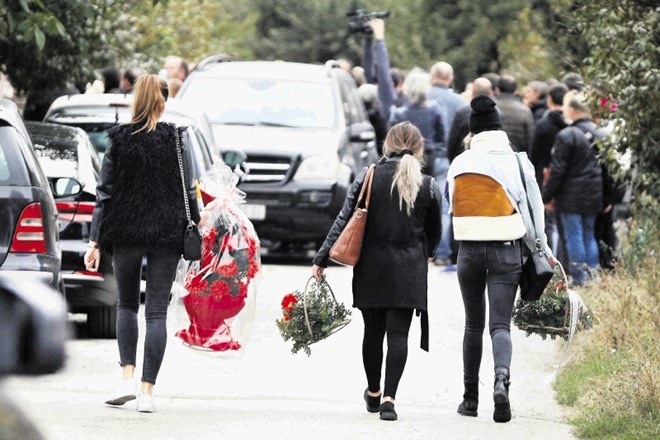 Umorjene so sorodniki, prijatelji, sosedi in znanci k večnemu počitku pospremili 7. oktobra na pokopališču v Žitkovcu. Na...