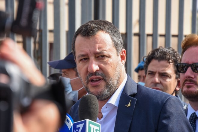 V Palermu se je danes začelo sojenje vodji Lige Matteu Salviniju, ker je leta 2019 kot italijanski notranji minister...