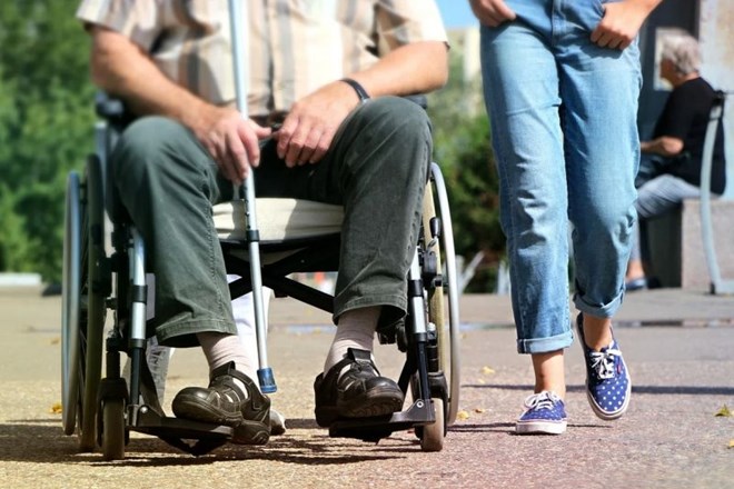 V Veliki Britaniji imajo težave z iskanjem zdravstvenih delavcev predvsem invalidi, ki potrebujejo pomoč pri vsakodnevnim...