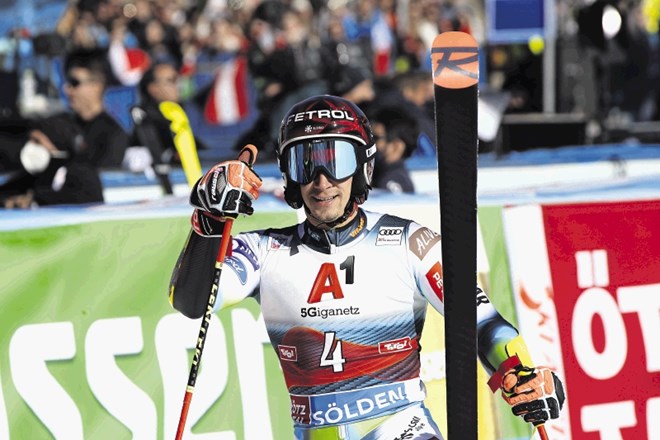 Slovenski alpski smučar Žan Kranjec je novo sezono svetovnega pokala začel z veleslalomsko uvrstitvijo na tretje mesto.