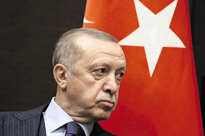 Zaradi poziva za izpustitev Osmana Kavale bi predsednik Erdogan izgnal deset veleposlanikov (sedem od njih predstavlja...