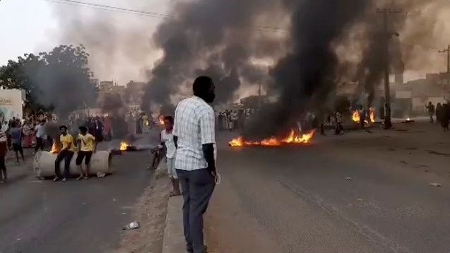 Ob novici vojaškega udara so se na ulicah Kartuma pričeli zbirati ljudje.