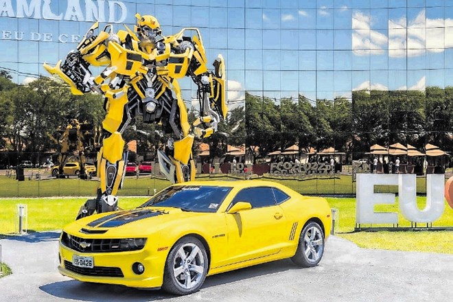 Bumblebee (v ozadju) in njegova »avtomobilska verzija« chevrolet camaro