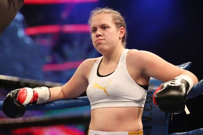 Slovenska boksarka Ema Kozin je vendarle dočakala dvoboj z ameriško zvezdniško tekmico Claresso Shields.