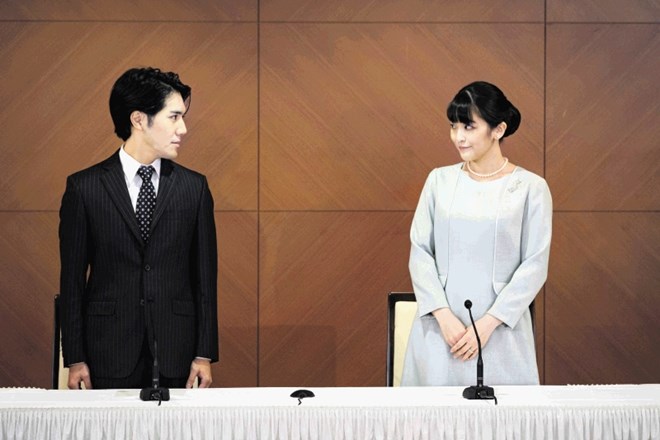 Nekdanja princesa Mako, zdaj samo gospa Komuro, in njen mož Kei Komuro