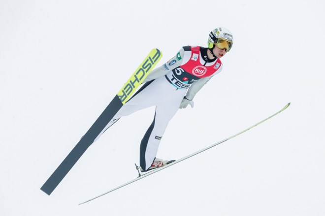 Slovenski smučarski skakalec Žiga Jelar je bil v zaključnih pripravah pred olimpijsko sezono pozitiven na covid-19 in je...