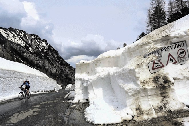 Z zagotavljanjem prevoznosti ceste čez prelaz Vršič so zaradi snežnih plazov in zametov velike težave, ki naj bi jih v večji...