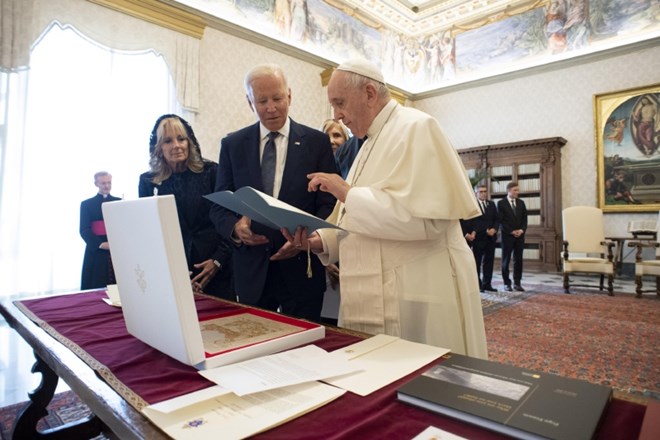 Od leve proti desni: Prva dama ZDA Jill Biden, predsednik ZDA Joe Biden in papež Frančišek.