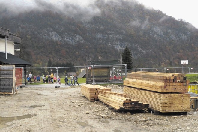 Nov vrtec v Bohinjski Bistrici gradijo na travniku za osnovno šolo, v katero že 12 let zaradi prostorske stiske hodijo otroci...
