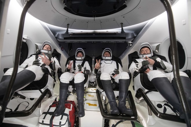 Kapsula vesoljskega podjetja Space X dragon je z Mednarodne vesoljske postaje (ISS) po šestih mesecih v vesolju nazaj domov...