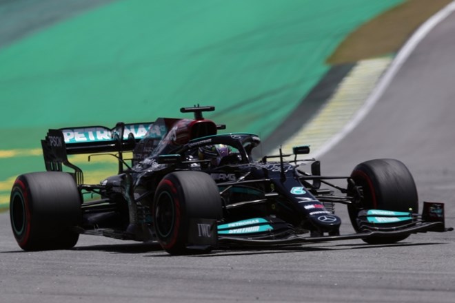 Britanec Lewis Hamilton (Mercedes) je ostal brez dosežka iz petkovih kvalifikacij in bo današnjo sprintersko dirko začel z...