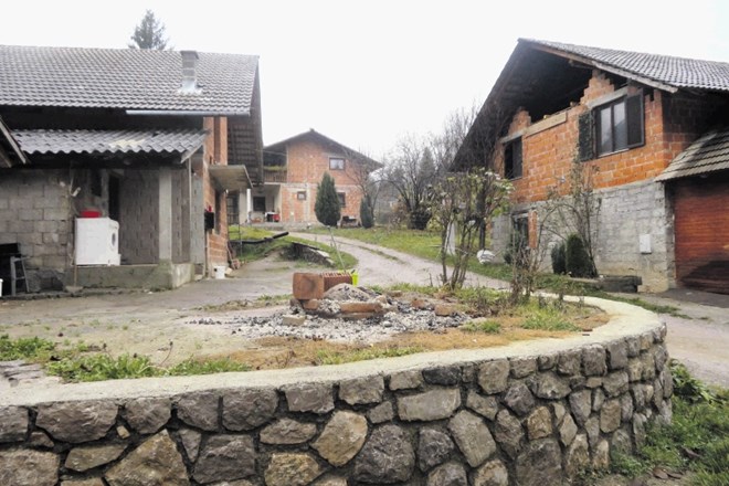 Večji del romskih naselij v občini Črnomelj je infrastrukturno urejen, hiše imajo vodo in elektriko. Na sliki romsko naselje...