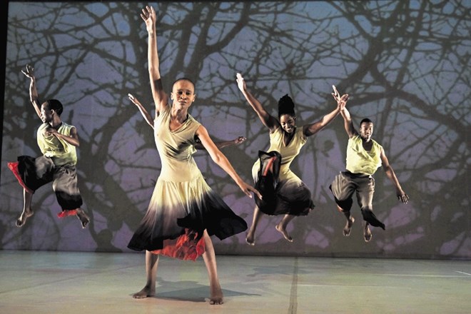 Plesna predstava Žrtvovanje v koreografski zasnovi Dade Masilo združuje baletne prvine z obrednimi elementi afriških plesov.