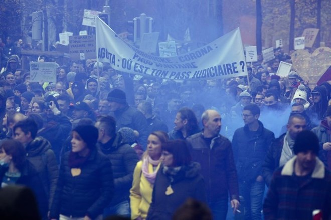 V Bruslju več tisoč ljudi protestiralo proti omejitvenim ukrepom