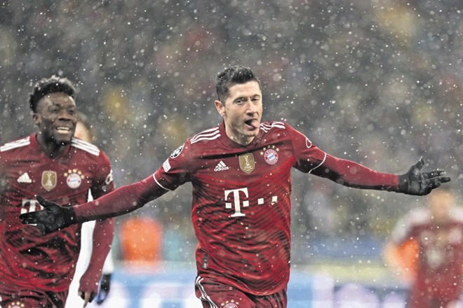Napadalec Bayerna Robert Lewandowski je v zasneženem Kijevu proti Dinamu dosegel atraktiven vodilni gol s škarijcami in se z...