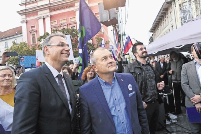 Marjan Podobnik in Franc Kangler, pomembna akterja v zavezništvu Povežimo Slovenijo, oktobra   2019  na protestnem shodu, ki...