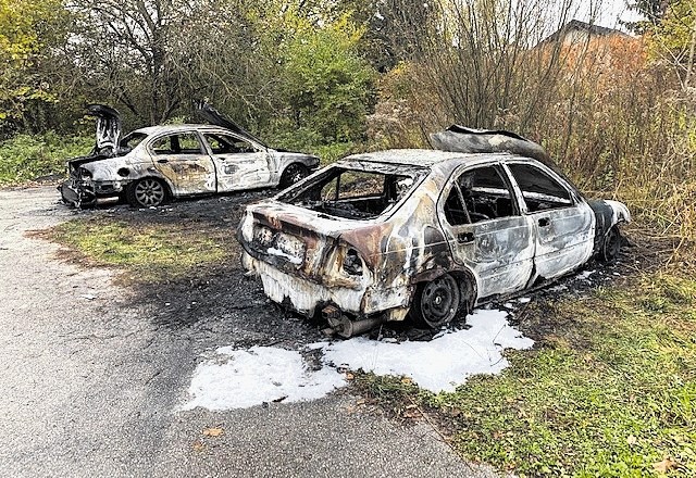 Na Družbi za upravljanje terjatev bank so zagotovili, da bodo dali odstraniti požgana vozila z njihovega zemljišča v Rožni...