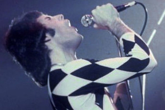Freddie Mercury na koncertu leta 1977 (foto:Wikimedia Commons)